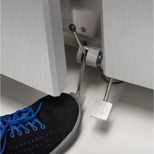 Liebherr Pedale Ouverture de Porte pour Armoire froide professionnelle 2 portes en action